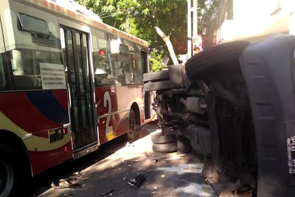 Choque entre un colectivo y una camioneta en Colombres y Quito en el barrio de Almagro