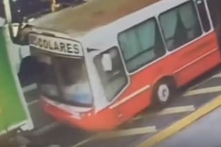 Un micro escolar que trasladaba niños chocó contra un camión en Parque Patricios