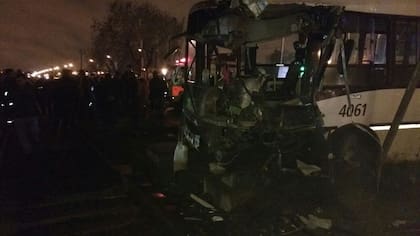 Choque entre un tren y un colectivo en Mariano Acosta: murió el chofer
