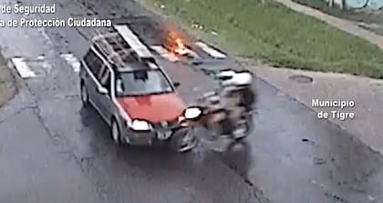 Choque entre una moto y un auto en Tigre