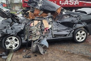 Un auto se incrustó contra un camión detenido en la banquina y el conductor murió