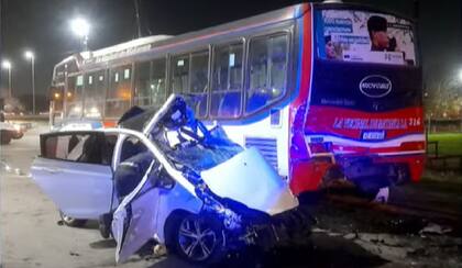 Choque fatal entre un auto y un colectivo