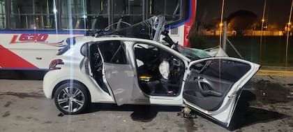 Choque fatal entre un auto y un colectivo