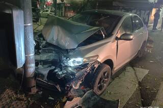 Chocó contra otro auto, rompió un semáforo y se dio a la fuga