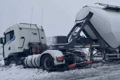 Choque frontal entre un auto y un camión en le ruta 22 entre Zapala y Cutral Co