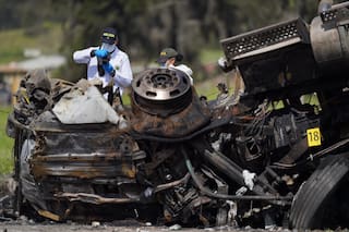 Choque múltiple causa explosión y deja dos muertos y 19 heridos en el centro de Colombia