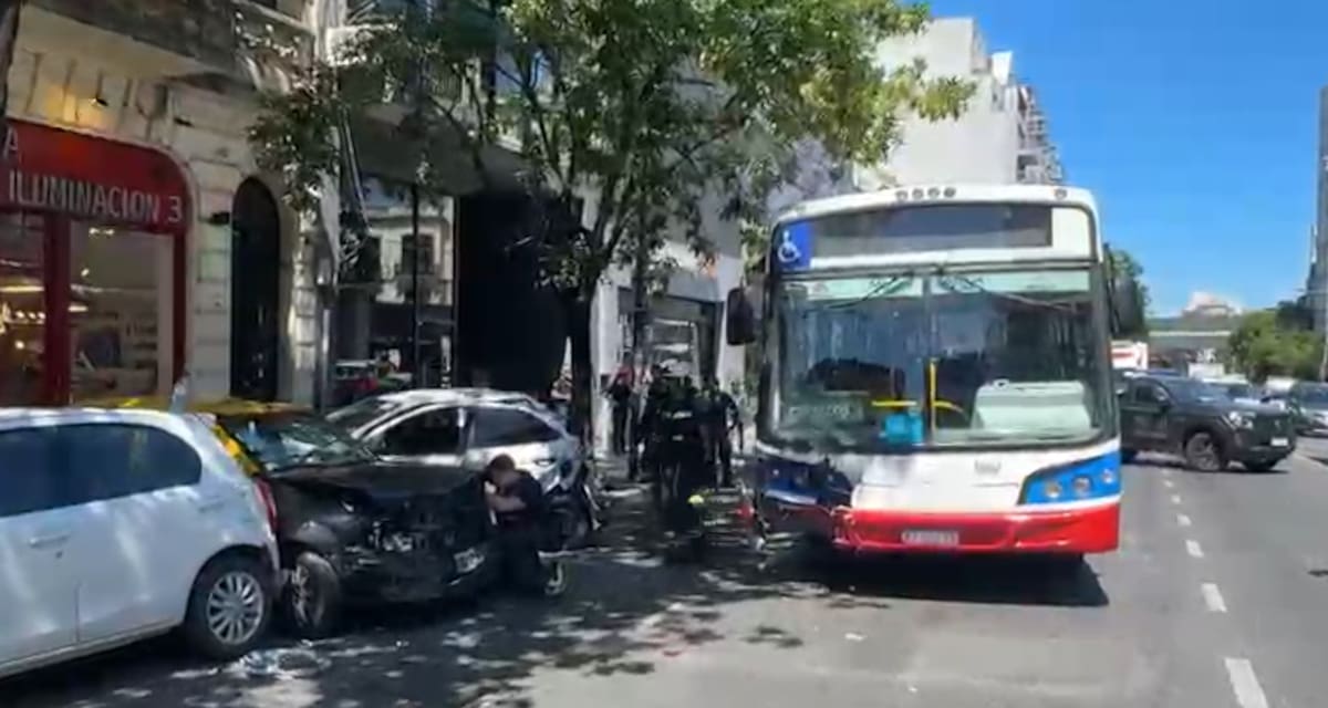 Múltiplas colisões entre um ônibus e quatro carros. pelo menos 7 feridos