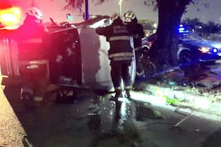 Perdió el control de su camioneta, chocó contra un árbol y volcó: quedó sobre dos ruedas en plena Costanera