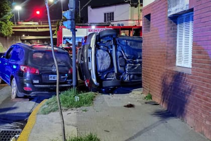 Choque y vuelco en Flores