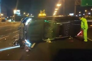 Un hombre falleció en Soldati tras volcar su camión y dos mayores resultaron heridos en la Panamericana