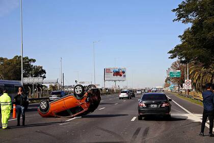 Choque y vuelco en la Avenida Lugones y La Pampa