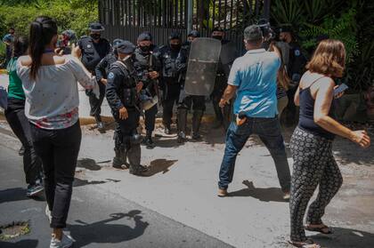 Choques con la policía fuera de la casa de Cristiana Chamorro, en Managua