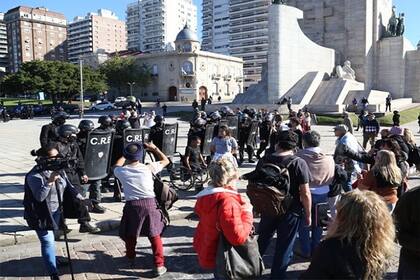 Choques entre la policía y los manifestantes en el Monumento a la Bandera, en Rosario