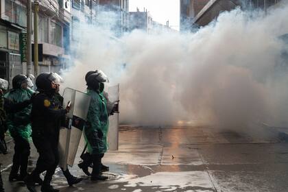 Choques entre la policía y manifestantes en Puno. (Juan Carlos CISNEROS / AFP)