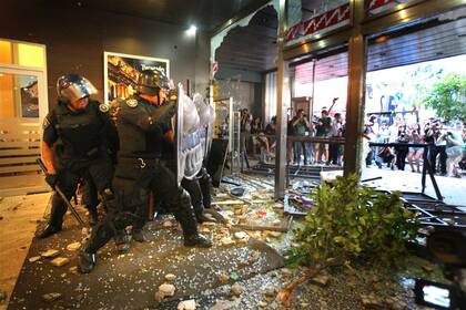 Choques y heridos: la policía fue desbordada por los manifestantes en la Casa de Tucumán, en Buenos Aires