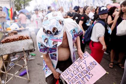 Choripanes y mensajes contra los jueces, en la puerta del estadio Diego Armando Maradona