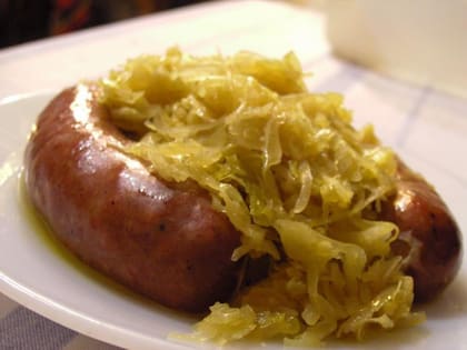 Chorizos ahumados con chucrut.