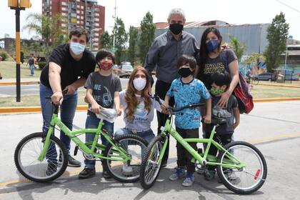 Chornobroff, Sierra y Ferraresi, en una entrega de bicicletas organizada por la Municipalidad de Avellaneda, en diciembre de 2020