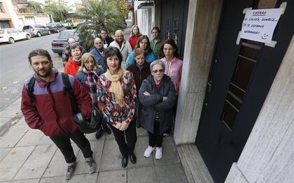 ''Chorro: si volvés, sonríe...te estamos grabando'', dice el cartel que pusieron los vecinos de Roseti al 800, en Chacarita