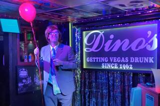 Chris Martin sorprendió al aparecer en el escenario de un karaoke de Las Vegas totalmente disfrazado