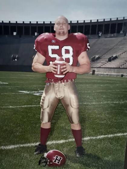 Chris a los 22 años en un estado de fútbol americano, sitio que le permitió llegar al ring de lucha libre