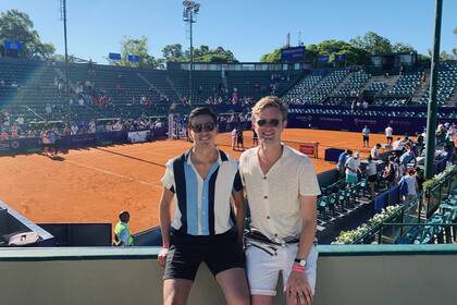 Chris ama Buenos Aires en primavera y verano. Disfruta pasear por los parques o jugar tenis.