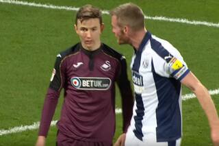 El "peor penal de la historia": intentó picarla, se cayó y lo burló un rival