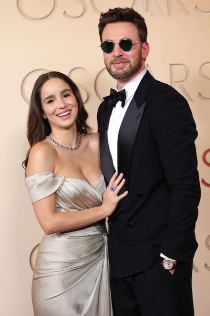 Chris Evans optó por un smoking clásico de Giorgio
Armani con reloj Chopard mientras que su mujer, la
bella actriz portuguesa Alba Baptista, eligió un modelo
drapeado metalizado de Zuhair Murad