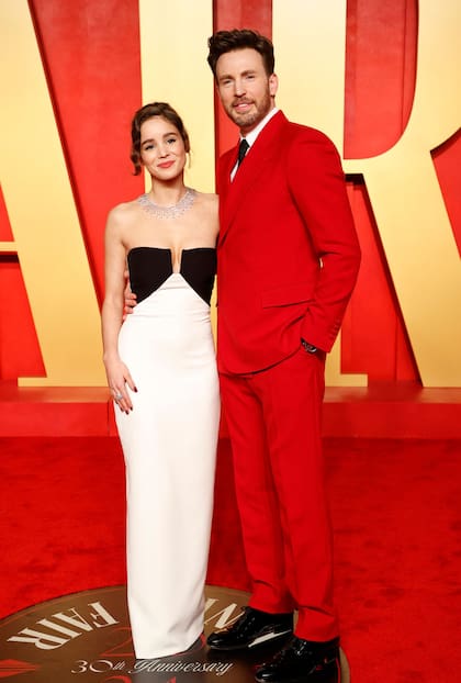 Chris Evans y Alba Baptista en la fiesta post Oscar de Vanity Fair, en marzo de 2024