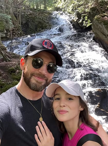 Chris Evans y Alba Baptista, en una de las escasas postales que comparten de su vida familiar