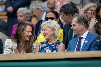 Chris Evert, en el Royal Box de Wimbledon, junto con otros ex tenistas: Annabel Croft y Stefan Edberg