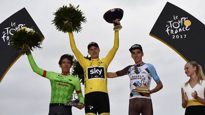 Chris Froome con vestido con el tradicional color amarillo para el ganador, secundado por Rigoberto Urán, de Colombia, y Romain Bardet, de Francia
