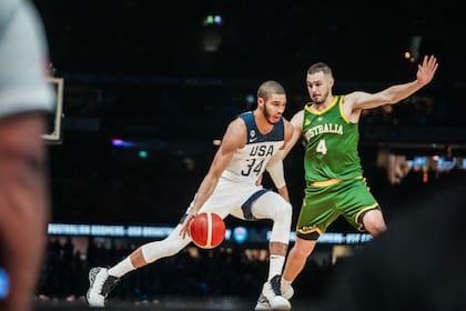 Chris Goulding ante el ataque de Jayson Tatum, jugador de Boston Celtics, en una escena del primer partido amistoso entre ambos equipos, en el que Estados Unidos se impuso a Australia por 102 a 86