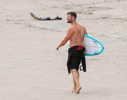Chris Hemsworth disfruta de una mañana a puro surf en Byron Bay