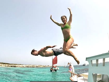 Hemsworth y Pataky demostraron sus habilidades de nado en aguas españolas