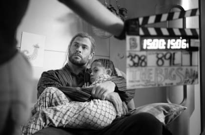 Chris Hemsworth junto a su hija, el en rodaje de la última película de Thor