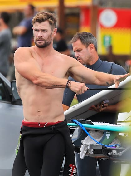Chris Hemsworth muestra sus pectorales mientras se prepara para una mañana de surf en Byron Bay