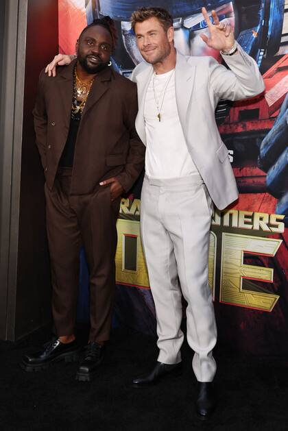 Chris Hemsworth posa junto a Brian Tyree Henry en la premier en Nueva York de Transformers Uno. Al actor se lo vio muy contento y simpático
