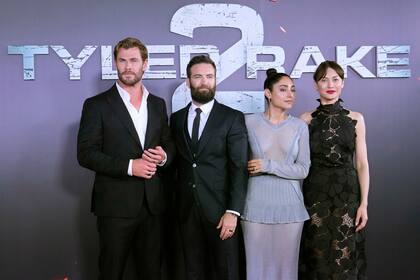 Chris Hemsworth posa para los flashes con Sam Hargrave, el director del film; y las actrices Golshifteh Farahani y Olga Kurylenko