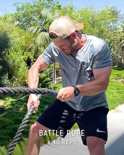 Chris Hemsworth trabaja su cuerpo con battle rope, un entrenamiento muy usado en Crossfit
