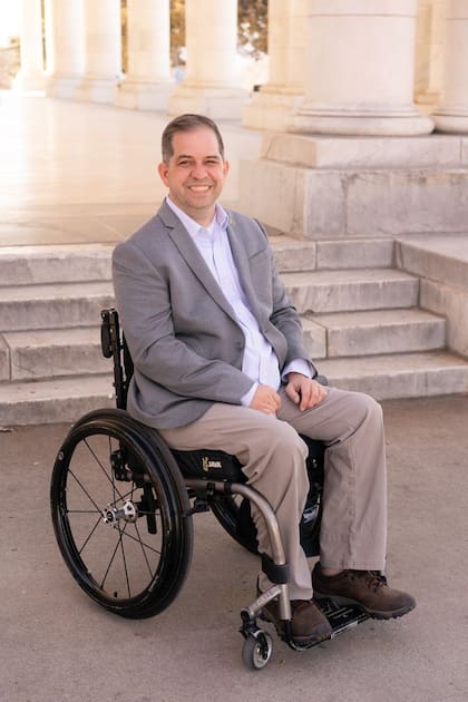 Chris Hinds frecuentemente habla de su propia experiencia de movilidad por las calles de Denver
