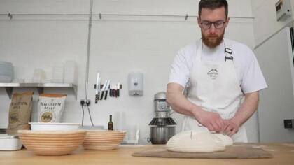 Chris Holister es un molinero cuyo sueño es hacer que el pan blanco de rebanadas sea más nutritivo