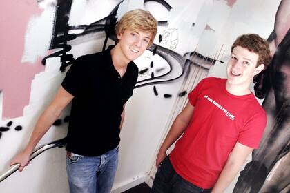 Chris Hughes y Mark Zuckerberg cuando crearon Facebook hace 15 años
