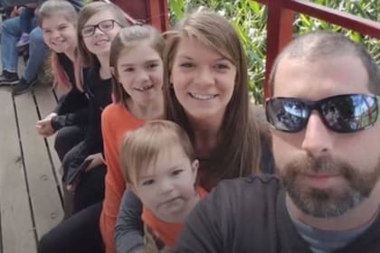 Chris Landry con su mujer y sus cinco hijos estadounidenses