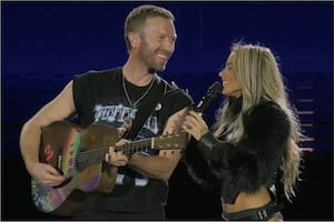 Chris Martin irrumpió en el escenario de Tecnópolis e hizo emocionar a Tini Stoessel