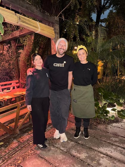 Chris Martin con Ana Laverne y Silvina Borda, respectivamente anfitriona y gerente de Chuí