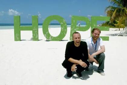 Chris Martin con el guitarrista John Buckland apoyando la campaña en pos del Comercio Justo en una playa de Cancún, México (2003)