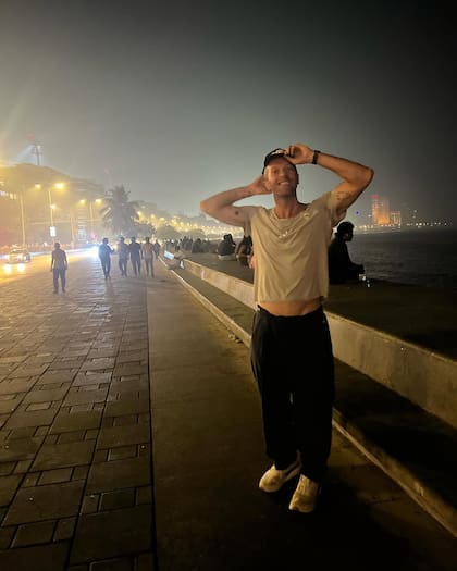 Chris Martin durante un paseo por la India (Foto: Instagram @coldplay)