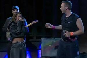 Chris Martin junto a Tini Stoessel en la pantalla de NBC, Estados Unidos