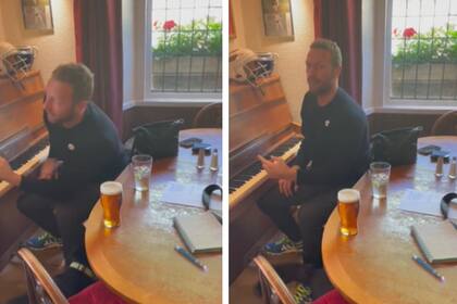 Chris Martin mientras mientras se preparaba para cantarle a una pareja que estaba ultimando los detalles de su boda